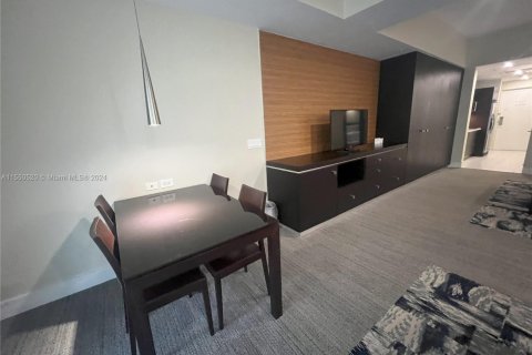 Condo in Doral, Florida, 1 bedroom  № 1860220 - photo 11