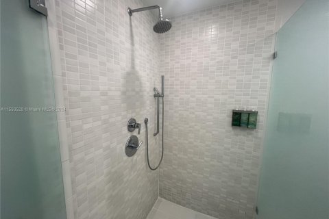 Condo in Doral, Florida, 1 bedroom  № 1860220 - photo 5