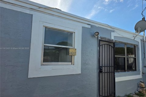 Casa en alquiler en West Palm Beach, Florida, 2 dormitorios, 92.9 m2 № 1970829 - foto 3