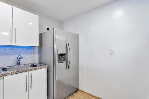 Condo in Hallandale Beach, Florida, 1 bedroom  № 2044479 - photo 18