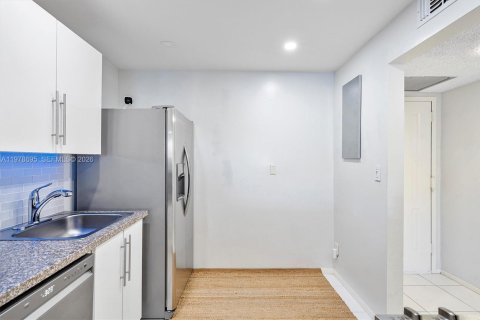 Condo in Hallandale Beach, Florida, 1 bedroom  № 2044479 - photo 20