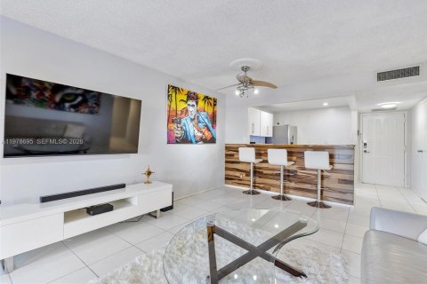 Condo in Hallandale Beach, Florida, 1 bedroom  № 2044479 - photo 3