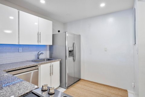 Condo in Hallandale Beach, Florida, 1 bedroom  № 2044479 - photo 21