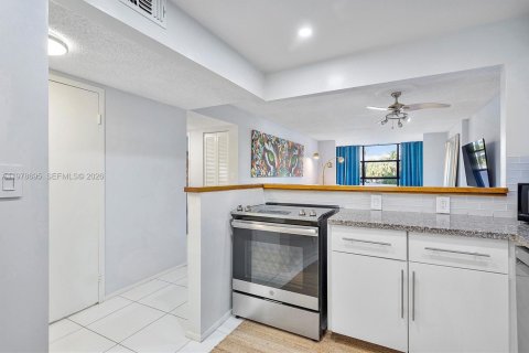 Condo in Hallandale Beach, Florida, 1 bedroom  № 2044479 - photo 17