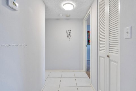 Condo in Hallandale Beach, Florida, 1 bedroom  № 2044479 - photo 29