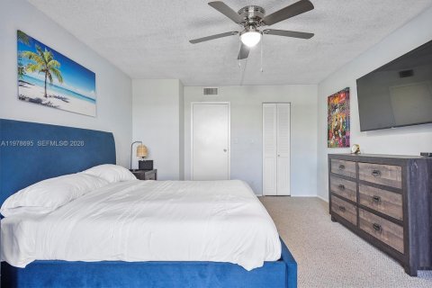 Condo in Hallandale Beach, Florida, 1 bedroom  № 2044479 - photo 27