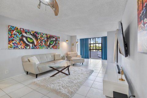 Condo in Hallandale Beach, Florida, 1 bedroom  № 2044479 - photo 4