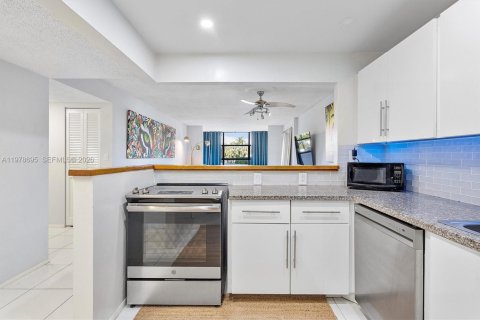 Condo in Hallandale Beach, Florida, 1 bedroom  № 2044479 - photo 19