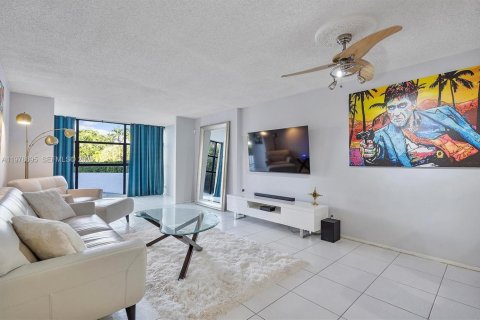 Condo in Hallandale Beach, Florida, 1 bedroom  № 2044479 - photo 9