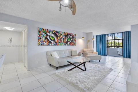 Condo in Hallandale Beach, Florida, 1 bedroom  № 2044479 - photo 10