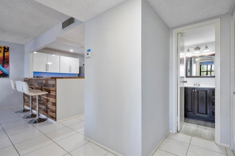 Condo in Hallandale Beach, Florida, 1 bedroom  № 2044479 - photo 22