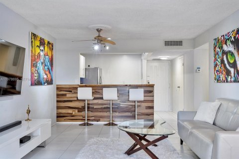 Condo in Hallandale Beach, Florida, 1 bedroom  № 2044479 - photo 14