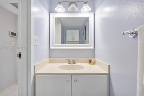 Condo in Hallandale Beach, Florida, 1 bedroom  № 2044479 - photo 30