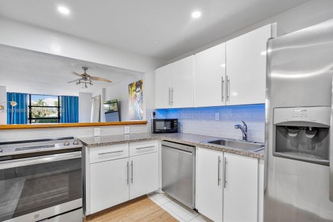 Condo in Hallandale Beach, Florida, 1 bedroom  № 2044479 - photo 16