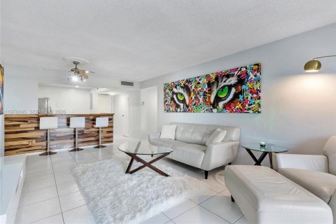Condo in Hallandale Beach, Florida, 1 bedroom  № 2044479 - photo 13