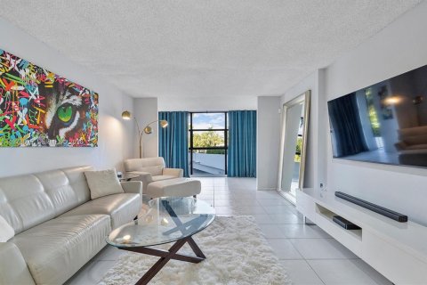Condo in Hallandale Beach, Florida, 1 bedroom  № 2044479 - photo 11