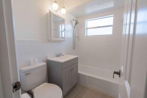 House in Lake Worth, Florida 3 bedrooms, 104.14 sq.m. № 2184767 - photo 10