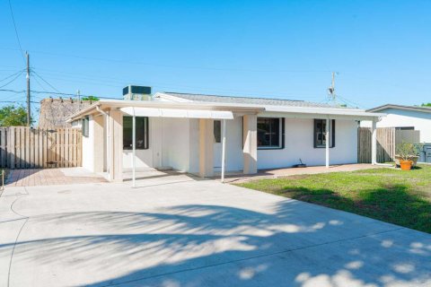 House in Lake Worth, Florida 3 bedrooms, 104.14 sq.m. № 2184767 - photo 3
