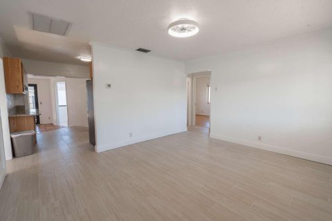 House in Lake Worth, Florida 3 bedrooms, 104.14 sq.m. № 2184767 - photo 4