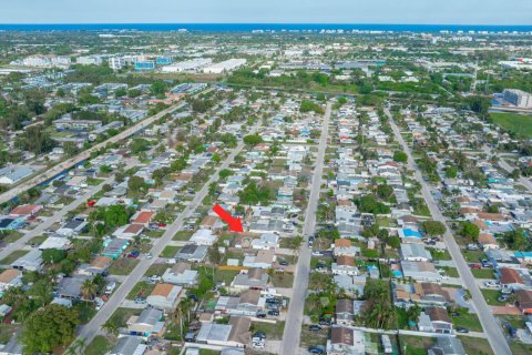House in Lake Worth, Florida 3 bedrooms, 104.14 sq.m. № 2184767 - photo 24