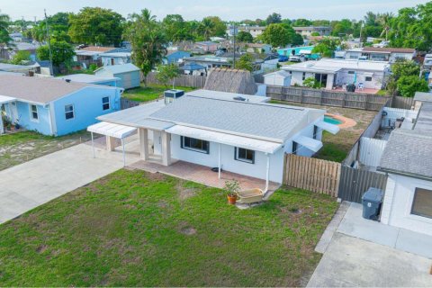 House in Lake Worth, Florida 3 bedrooms, 104.14 sq.m. № 2184767 - photo 2