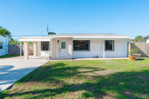 House in Lake Worth, Florida 3 bedrooms, 104.14 sq.m. № 2184767