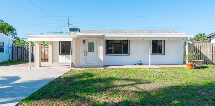 House in Lake Worth, Florida 3 bedrooms, 104.14 sq.m. № 2184767