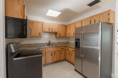 House in Lake Worth, Florida 3 bedrooms, 104.14 sq.m. № 2184767 - photo 13