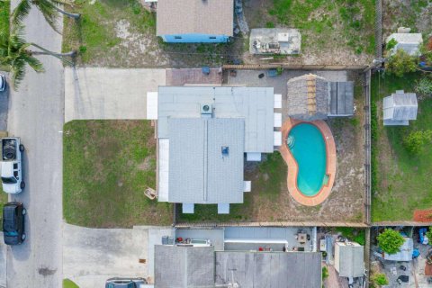 House in Lake Worth, Florida 3 bedrooms, 104.14 sq.m. № 2184767 - photo 22