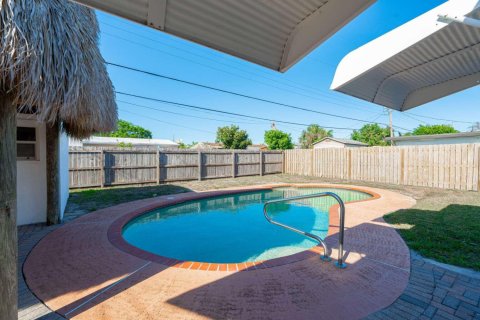 House in Lake Worth, Florida 3 bedrooms, 104.14 sq.m. № 2184767 - photo 18