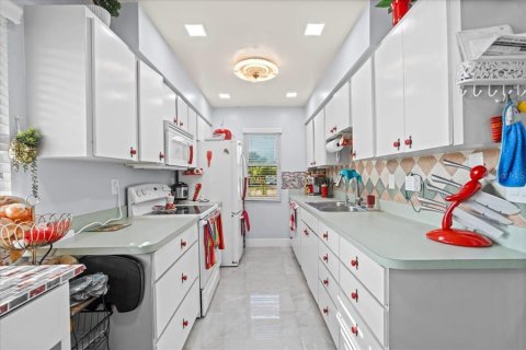 Купить кондоминиум в Пунта-Горда, Флорида 5 комнат, 88.81м2, № 1723153 - фото 8