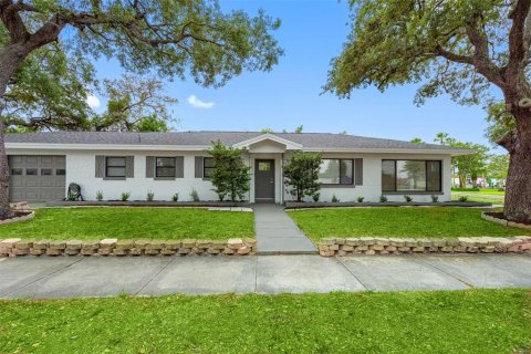 House in Clearwater, Florida 3 bedrooms, 143.91 sq.m. № 2397031 - photo 3