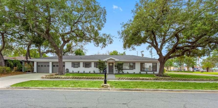 House in Clearwater, Florida 3 bedrooms, 143.91 sq.m. № 2397031