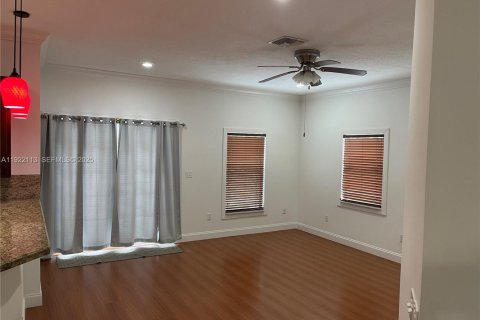 Снять в аренду виллу или дом в Норт-Майами, Флорида 4 спальни, 200.67м2, № 1987945 - фото 4