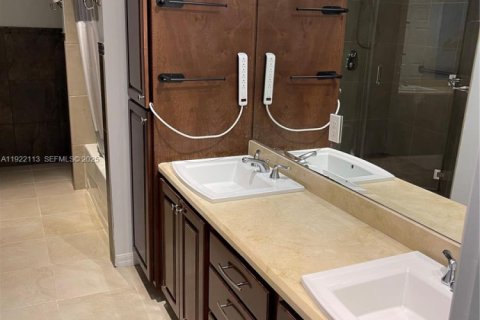 Снять в аренду виллу или дом в Норт-Майами, Флорида 4 спальни, 200.67м2, № 1987945 - фото 6