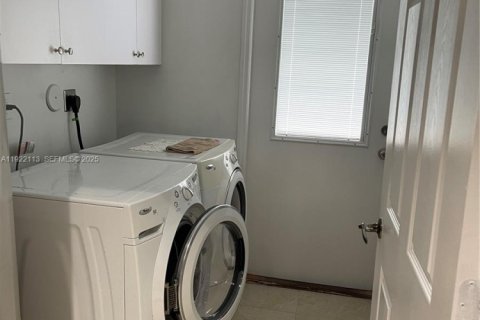 Снять в аренду виллу или дом в Норт-Майами, Флорида 4 спальни, 200.67м2, № 1987945 - фото 11