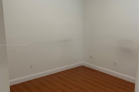 Снять в аренду виллу или дом в Норт-Майами, Флорида 4 спальни, 200.67м2, № 1987945 - фото 8