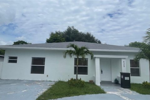 Снять в аренду виллу или дом в Норт-Майами, Флорида 4 спальни, 200.67м2, № 1987945 - фото 1