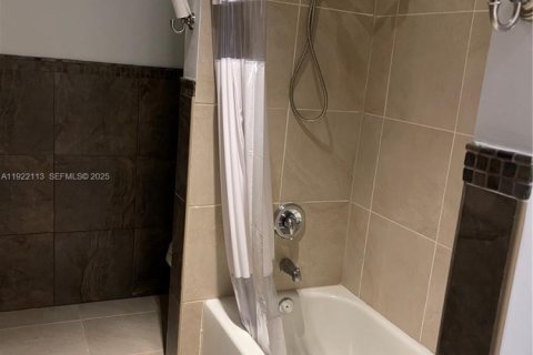 Снять в аренду виллу или дом в Норт-Майами, Флорида 4 спальни, 200.67м2, № 1987945 - фото 10