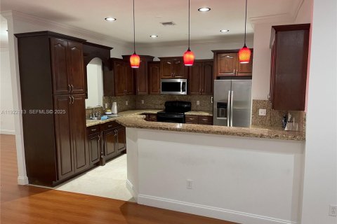 Снять в аренду виллу или дом в Норт-Майами, Флорида 4 спальни, 200.67м2, № 1987945 - фото 3