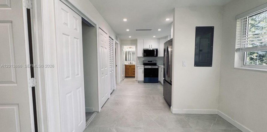 House in Miami, Florida 2 bedrooms, 74.32 sq.m. № 2075999