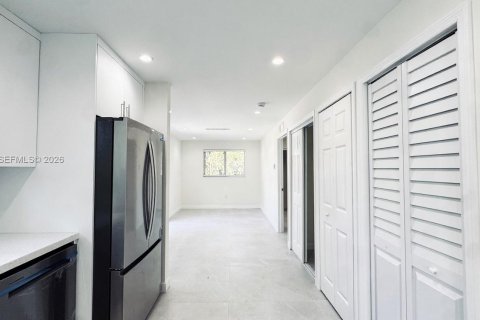 House in Miami, Florida 2 bedrooms, 74.32 sq.m. № 2075999 - photo 2