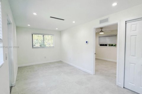 House in Miami, Florida 2 bedrooms, 74.32 sq.m. № 2075999 - photo 3