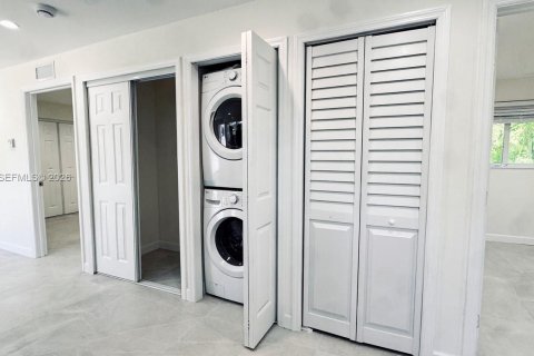 House in Miami, Florida 2 bedrooms, 74.32 sq.m. № 2075999 - photo 7