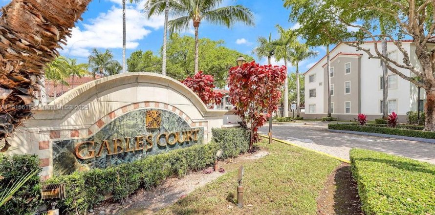 Кондоминиум с 2 спальнями в Майами, Флорида № 1972034