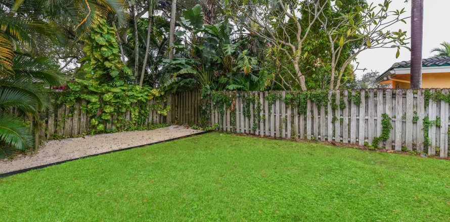House in Boca Raton, Florida 3 bedrooms, 200.2 sq.m. № 1188693