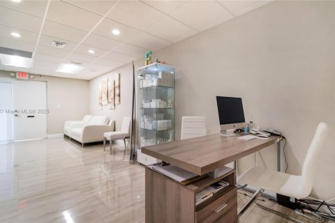 Propiedad comercial en venta en Plantation, Florida № 1963816 - foto 12