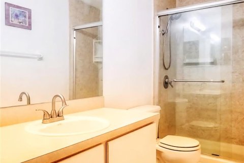 Adosado en venta en Brandon, Florida, 2 dormitorios, 138.42 m2 № 1778109 - foto 5