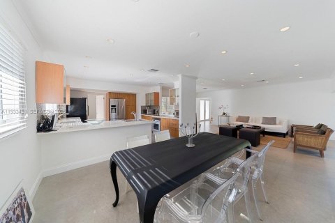 House in Bay Harbor Islands, Florida 4 bedrooms, 232.26 sq.m. № 2035159 - photo 5