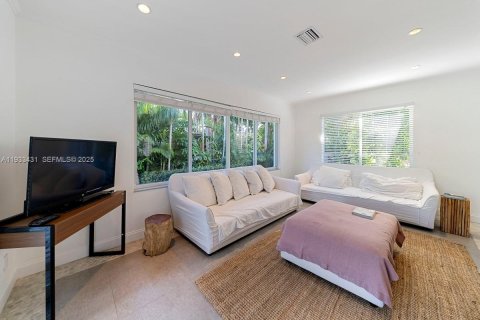 House in Bay Harbor Islands, Florida 4 bedrooms, 232.26 sq.m. № 2035159 - photo 14